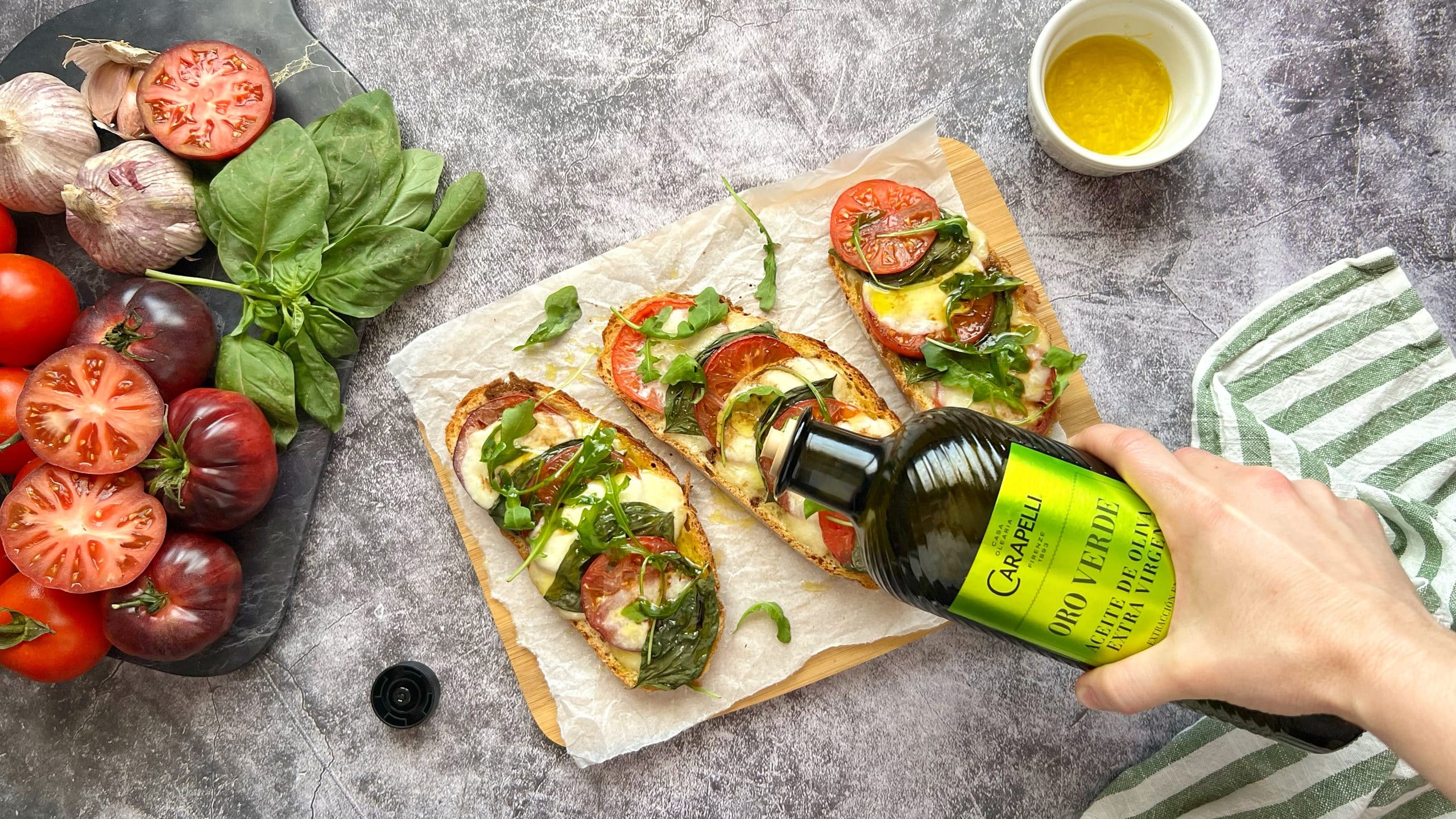 Pan Tostado con Mozarella y Tomate